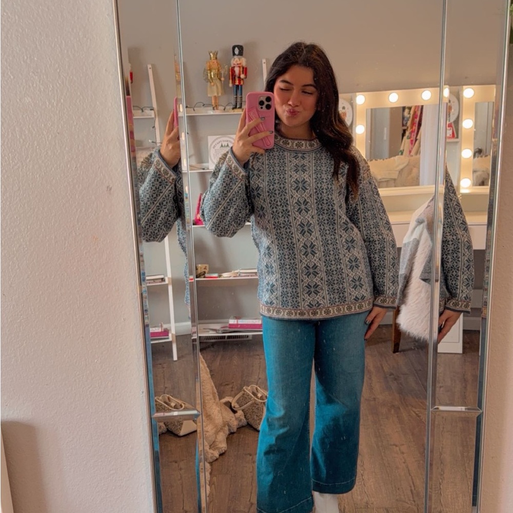 Adorable vintage 100 percent wool sweater